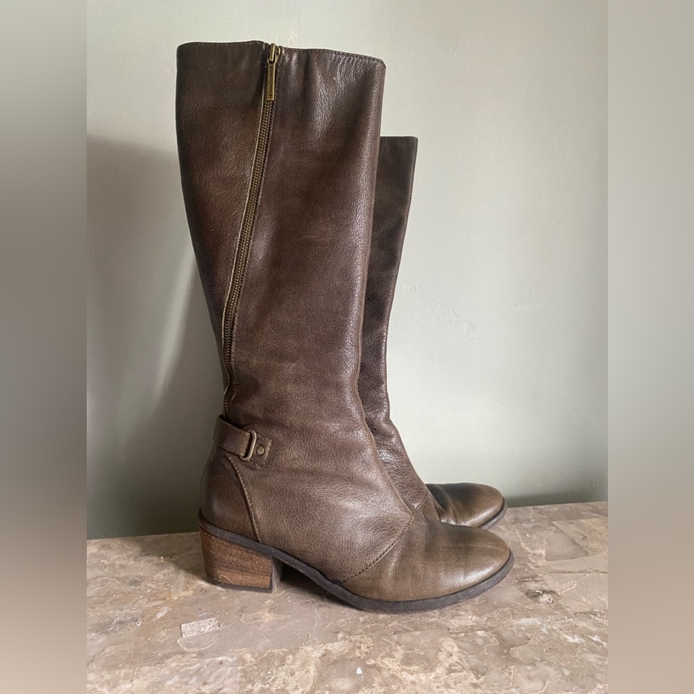 Donald Pliner 7.5 khaki colored leather boots
